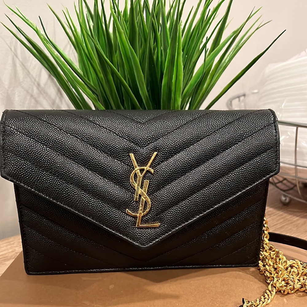 Like new bag authentic in excellent condition